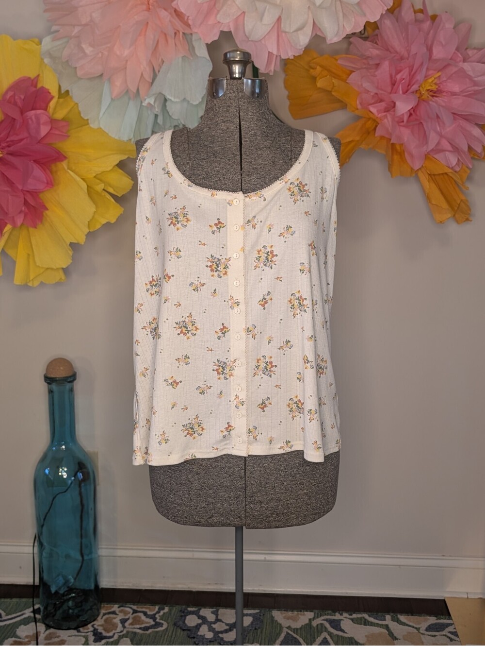 2194 - Love Stitch Women's White Floral Button-Up Tank Top Size 4